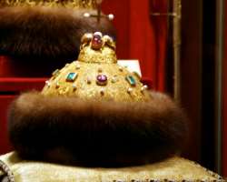 Being the residence of various Russian royals, the fort itself has a collection of crowns, thrones, and other items of their use. These items are now 